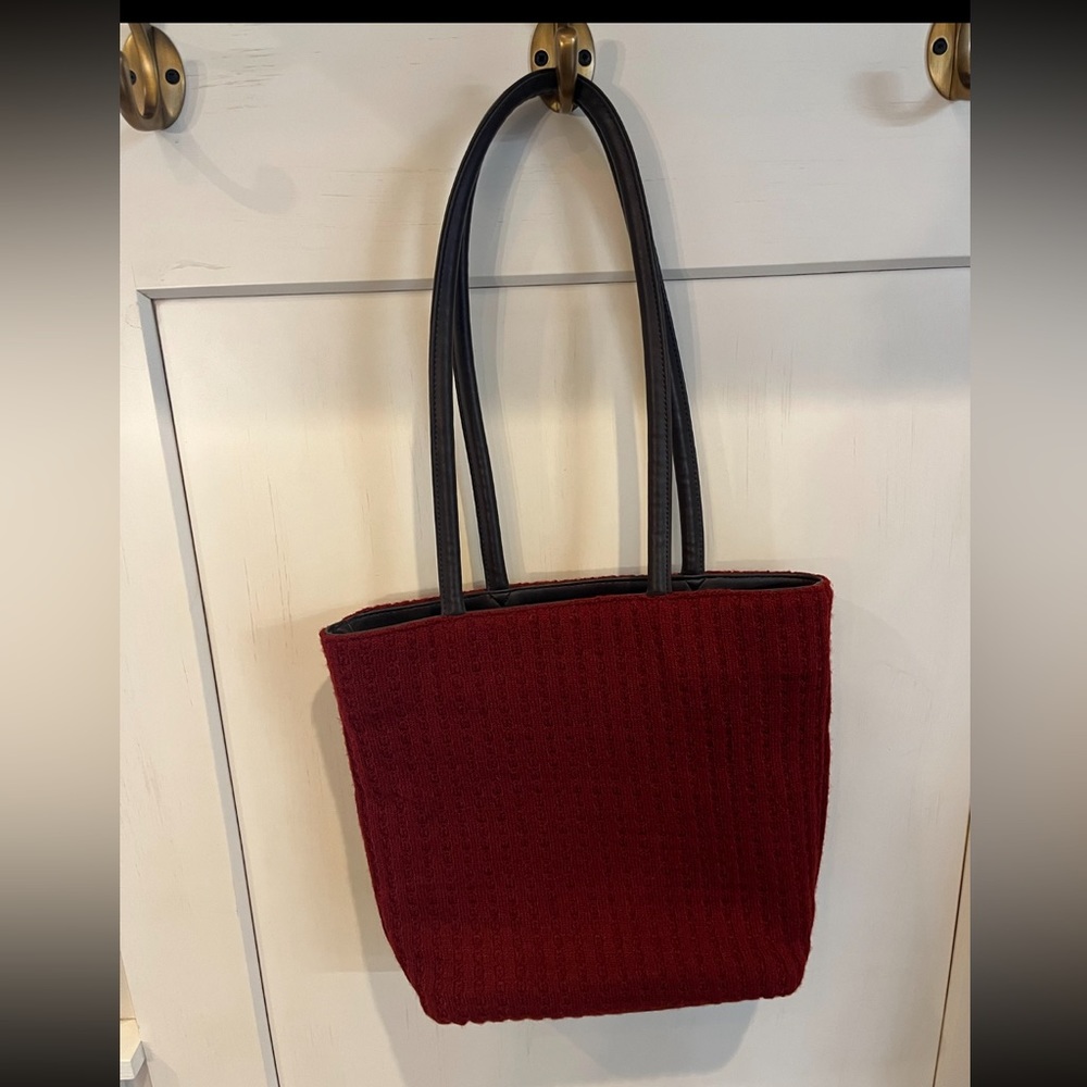 Women’s maroon tote
